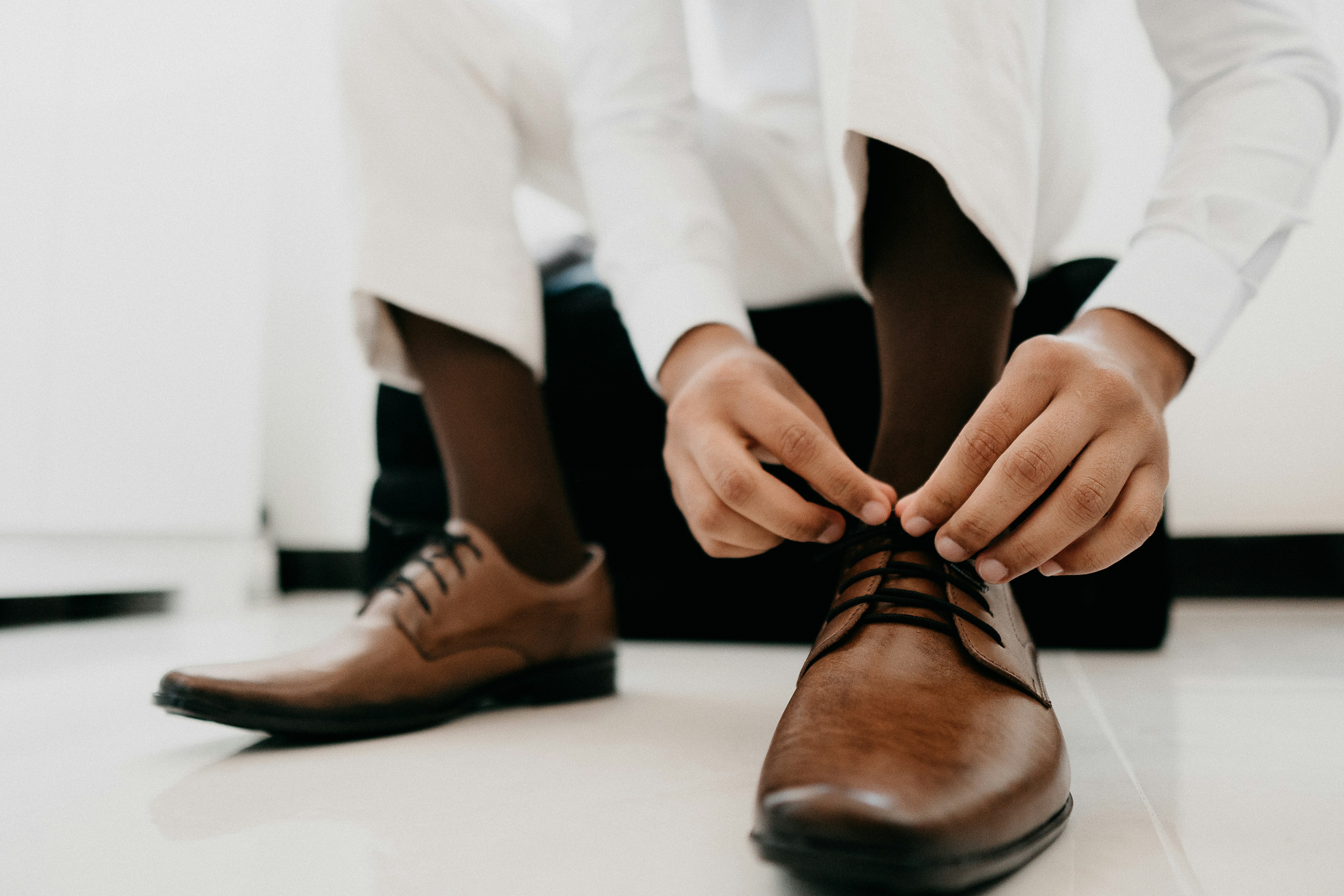 Hand lacing a shoe